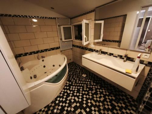 a bathroom with a tub and a toilet and a sink at Maison 4 pièce , piscine in Avignon