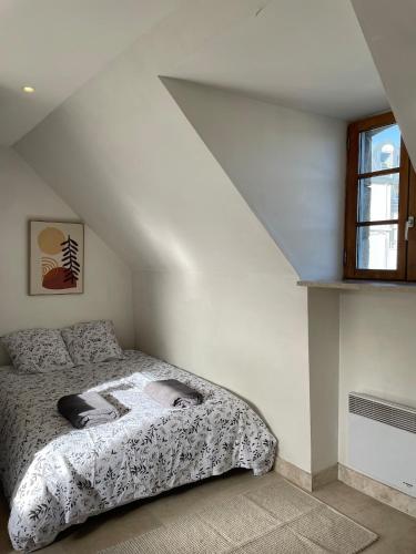 a bedroom with a bed in the corner of a attic at L'écrin de marbre, hyper centre, PARKING in Quimper