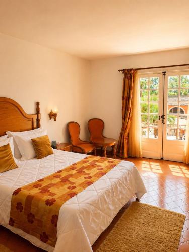 a bedroom with a large bed and a window at Hotel Quinta Da Lagoa in Praia de Mira