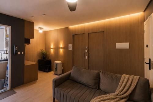 a living room with a couch in a room at PierMauá-Rooftop, Vista, Piscina, Sauna, VLT & Maracanã in Rio de Janeiro