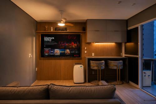 a living room with a couch and a kitchen at PierMauá-Rooftop, Vista, Piscina, Sauna, VLT & Maracanã in Rio de Janeiro