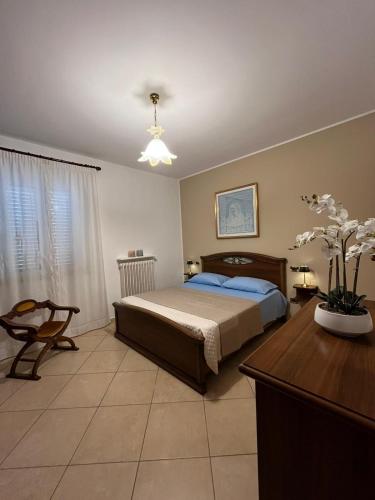 a bedroom with a bed and a desk and a table sidx sidx sidx at Blue House in Martinsicuro