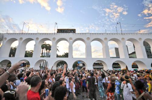 una gran multitud de personas de pie en frente de un puente en Quarto Masculino Compartilhado em Santa Teresa, en Río de Janeiro