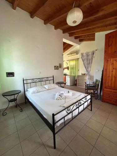 Llit o llits en una habitació de Studios Argyri