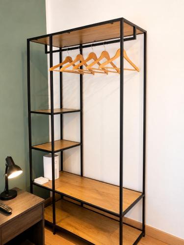 a glass shelf in a room with wooden shelves at Nuara Urban Loft in Novara