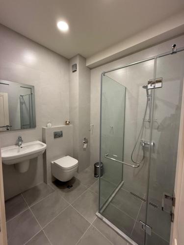 a bathroom with a shower and a toilet and a sink at La Montagna in Bangveti