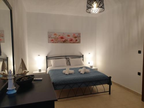 a bedroom with a bed with two towels on it at Kanari Holiday Home in Gourna