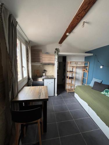 Boutique Studio with Rooftop view at Historic Centre Montpellier Self Check-in Air Cooler and wifi