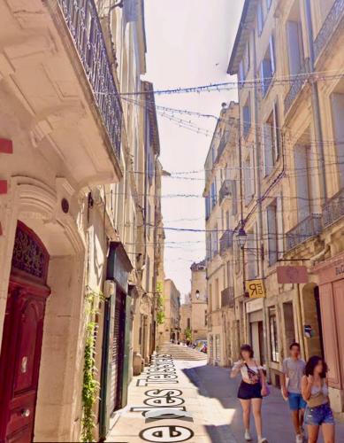 Boutique Studio with Rooftop view at Historic Centre Montpellier Self Check-in Air Cooler and wifi