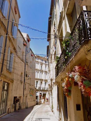Boutique Studio with Rooftop view at Historic Centre Montpellier Self Check-in Air Cooler and wifi