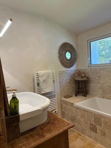 a bathroom with a bath tub and a sink at chambre aux moutons in Saint-Méard-de-Gurçon