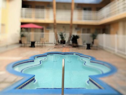 a swimming pool in the middle of a building at Delos Reyes Palm Springs in Palm Springs