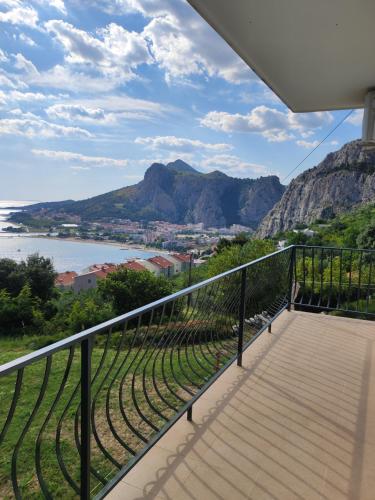 Apartment with 2 balconies and sea view