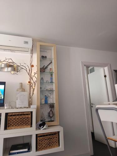 a room with a shelf and a mirror at Apartamento Playa relax in La Estrella