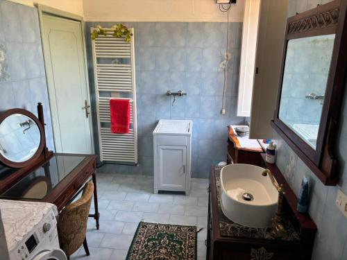 a bathroom with a sink and a mirror at Le Balze in Capannori