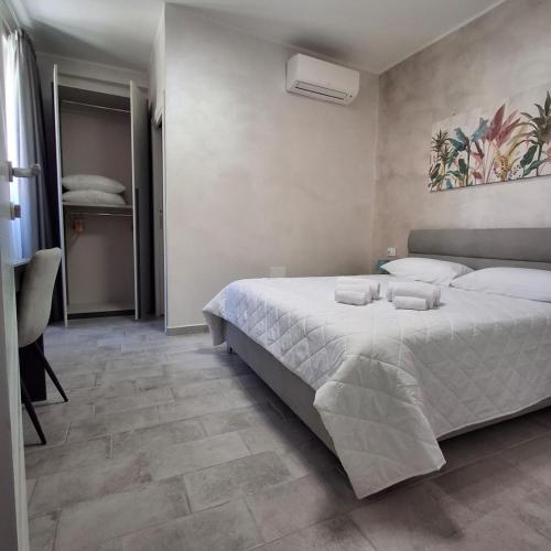 a bedroom with a large white bed in a room at Antica Dimora Ceri in Ceri