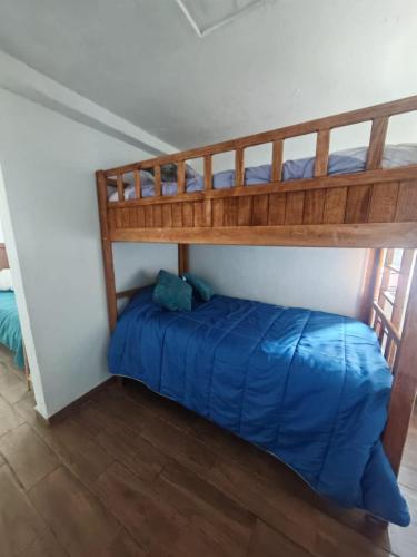 ein Schlafzimmer mit zwei Etagenbetten in einem Zimmer in der Unterkunft Casona Don Nilo in Morelia