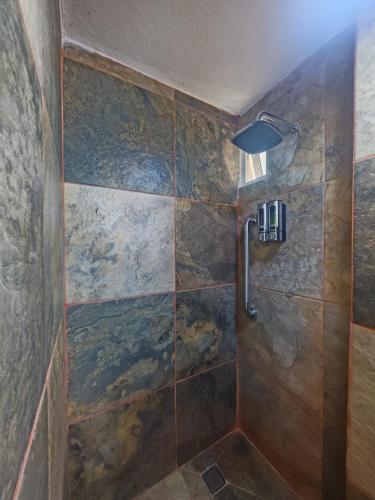 ein Badezimmer mit Dusche und gefliester Wand in der Unterkunft Casona Don Nilo in Morelia