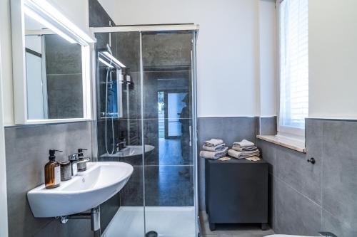 a bathroom with a sink and a shower at NOVELLA DEL MAR prima fila dal mare in Grottammare