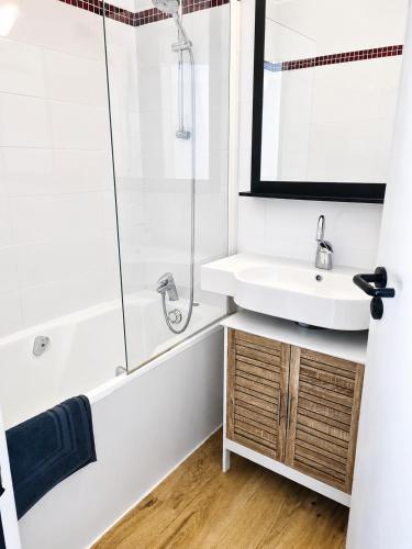 a bathroom with a sink and a shower at L'évasion montagnarde - résidence loisirs - garage in Lélex