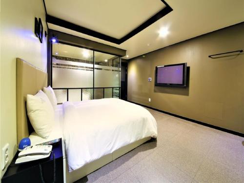 Ένα ή περισσότερα κρεβάτια σε δωμάτιο στο Elysee Hotel