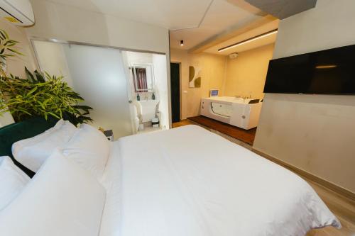 Luxury Suite by The Bubbles Jacuzzi Rooms
