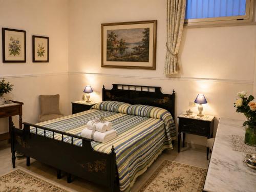 a bedroom with a bed with towels on it at Valle Verde 4 Clima & Wi-Fi in Castellammare del Golfo
