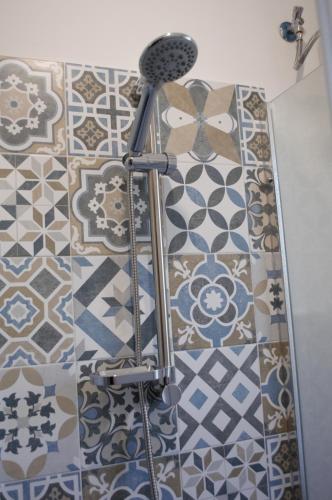 a bathroom with tiles on the floor and a shower at B&B Fronte mare in Belmonte Calabro