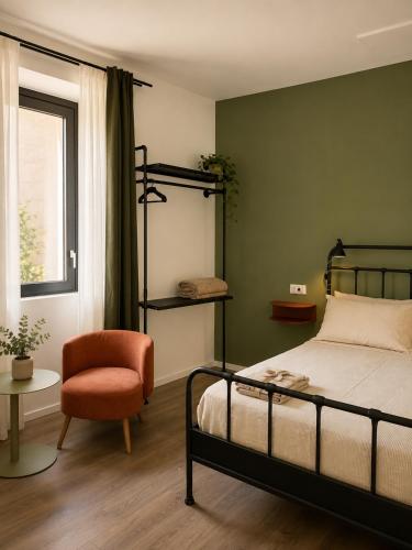 ein Schlafzimmer mit einem Bett, einem Stuhl und einem Fenster in der Unterkunft Ca' Bregagno in Cremia