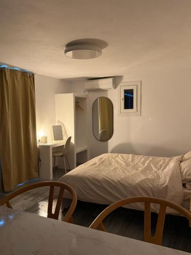 a room with a bed and a table and a desk at Saint Nectaire in Kardhianí