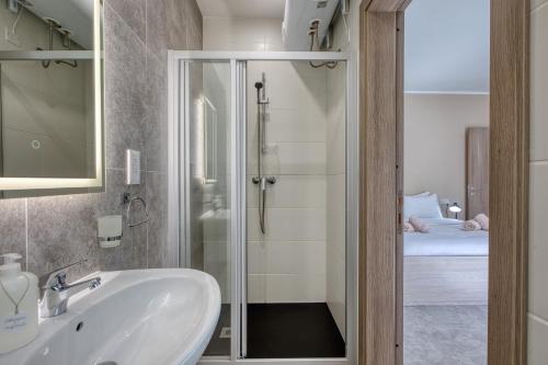a bathroom with a shower and a white sink at Spacious and refined 3 bedroom duplex KARP1-1 in San Ġwann
