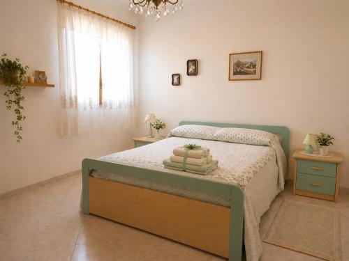 a bedroom with a bed and a window at Valle Verde 3 Clima & Wi-Fi in Castellammare del Golfo
