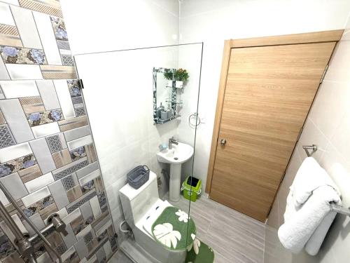 a bathroom with a toilet and a sink at Cange in Albana