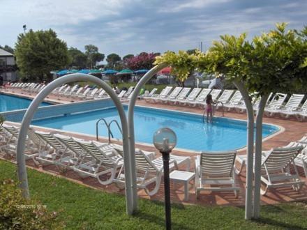 Bazén v ubytování Hotel Marina Uno nebo v jeho okolí