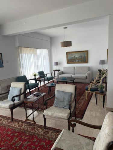 ein Wohnzimmer mit Sofa und Tisch in der Unterkunft Ellados in Strovolos