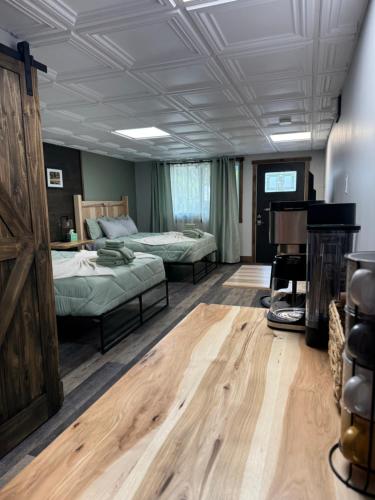 a bedroom with two beds and a piano at Raystown Country Lodge in Huntingdon