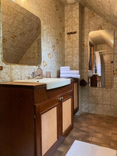 a bathroom with a sink and a mirror at Thorsagården in Listerby