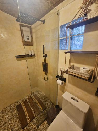 ein Badezimmer mit Dusche und Toilette in der Unterkunft Lula House in El Nido