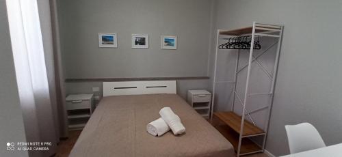 a small room with a bed and a book shelf at Neapolis casa vacanza in Terralba