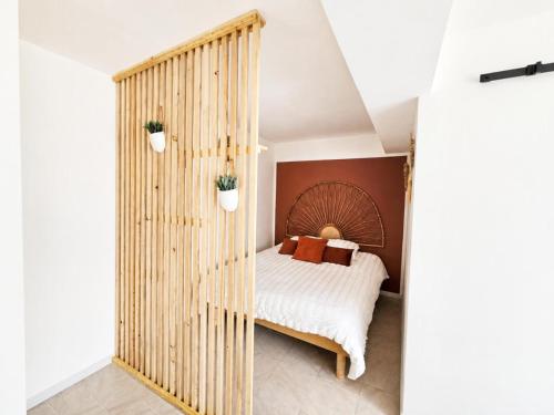 a bedroom with a bamboo partition with a bed in it at Cocon d'Amour & Spa in Le Thoronet