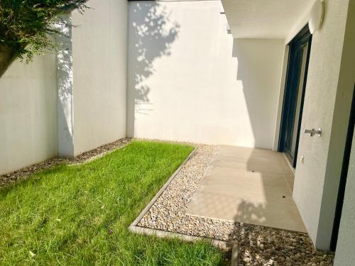 Modern Premium Apartment with Garden & Free Parking