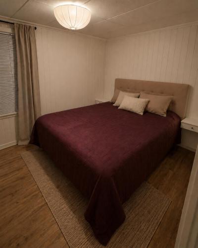 a bedroom with a large bed in a room at Mysig stuga i Nävesta in Örebro