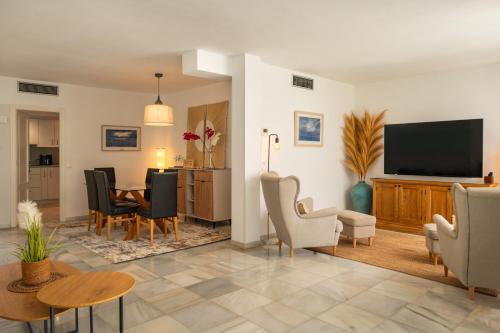 Luxury Golf Beach Villa in Guadalmina Baja Pool