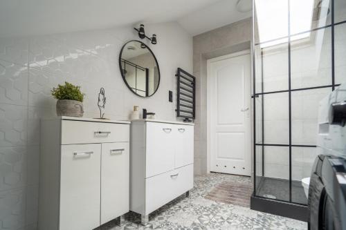 a bathroom with a sink and a mirror on the wall at Apartament nad bulwarem in Lidzbark Warmiński