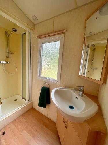 a bathroom with a sink and a shower at Bungalow Katalina in Bourbourg