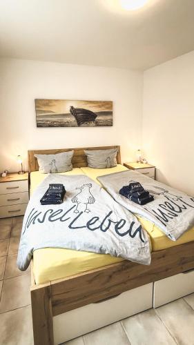 a bedroom with two beds in a room at Muschel am Strand in Breege