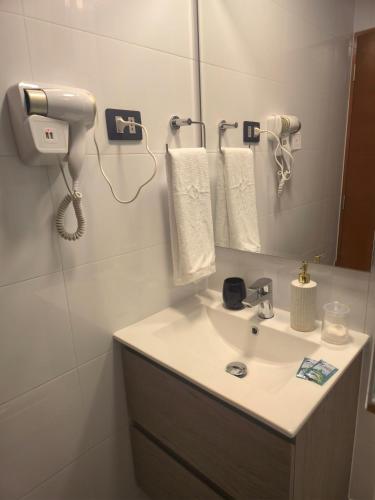 a bathroom with a sink and a mirror at PENINSULA DE CAVANCHA, Vista ESPECTACULAR in Iquique