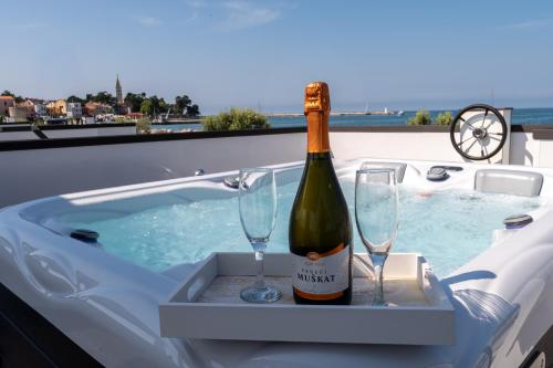 Sea La Vie Luxury Floating House Novigrad - jacuzzi