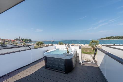 Sea La Vie Luxury Floating House Novigrad - jacuzzi