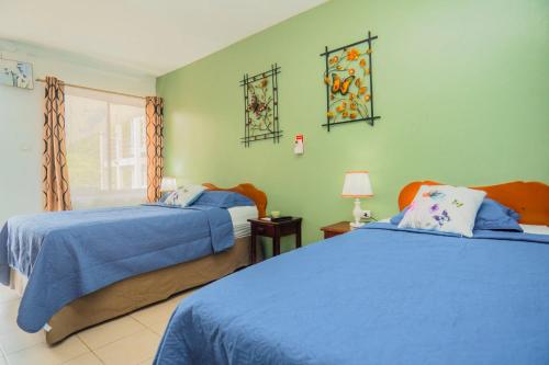 a bedroom with two beds and a window at Hotel Divisamar by LHR in Manuel Antonio